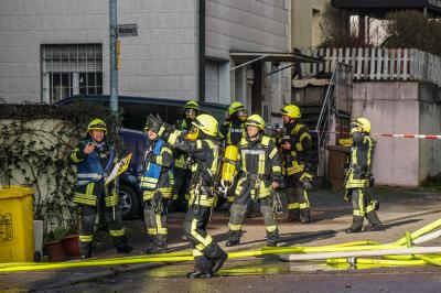 Urbach: Gebaeude in Vollbrand - mehrere Verletzte, 1 Person vermisst - Rettungshubschrauber im Einsatz