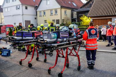 Urbach: Gebaeude in Vollbrand - mehrere Verletzte, 1 Person vermisst - Rettungshubschrauber im Einsatz
