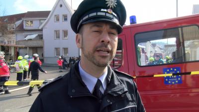 POLIZEIINTERVIEW! Urbach: Gebaeude in Vollbrand - mehrere Verletzte, 1 Person vermisst - Rettungshubschrauber im Einsatz