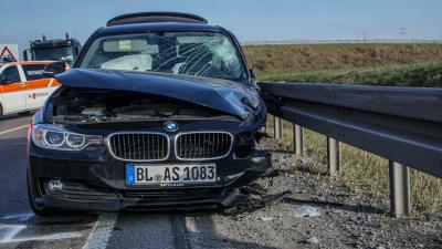 Sindelfingen-Maichingen: Schwerer Unfall sort fuer Vollsperrung im Berufsverkehr - zwei schwer Verletzte