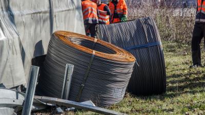 Boeblingen-Hulb: LKW mit Strahl umgekippt- laengere Bergung