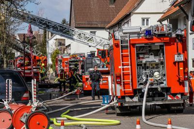 Urbach: 1 Toter - Gebaeude in Vollbrand - mehrere Verletzte, 1 Person vermisst - Rettungshubschrauber im Einsatz