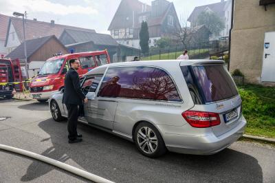 LEICHENWAGEN! Urbach: 1 Toter - Gebaeude in Vollbrand - mehrere Verletzte, 1 Person vermisst - Rettungshubschrauber im Einsatz