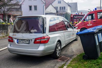 LEICHENWAGEN! Urbach: 1 Toter - Gebaeude in Vollbrand - mehrere Verletzte, 1 Person vermisst - Rettungshubschrauber im Einsatz