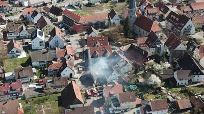 DROHNENBILDER! Urbach: 1 Toter - Gebaeude in Vollbrand - mehrere Verletzte, 1 Person vermisst - Rettungshubschrauber im Einsatz