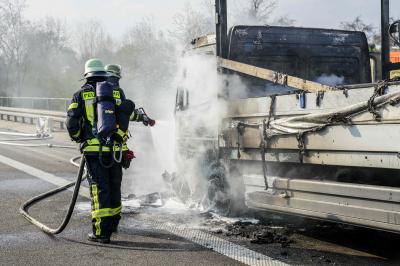 Kirchheim/ A8: LKW brannte auf dem Standstreifen