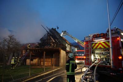 Weilheim - Hepsisau : Wohn und Geschaeftsgebaeude gehen in Flammen auf