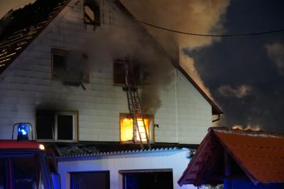 Weilheim - Hepsisau : Wohn und Geschaeftsgebaeude gehen in Flammen auf