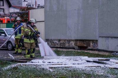Esslingen: Brand von Baumaterial auf dem Dach