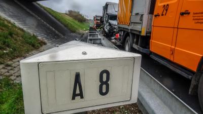 Rutesheim: Transporter kracht in zwei Fahrzeuge der Autobahnmeisterei 