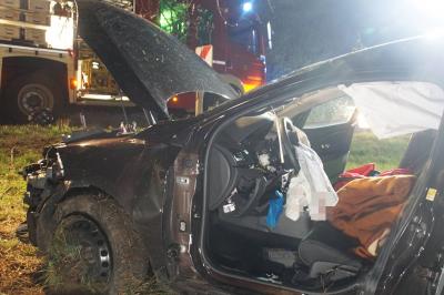 Birkenfeld: Pkw kommt von Fahrbahn ab und prallt gegen Baum - eine Person schwer Verletzt