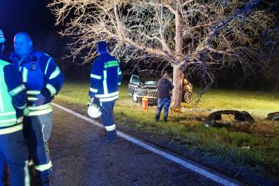Birkenfeld: Pkw kommt von Fahrbahn ab und prallt gegen Baum - eine Person schwer Verletzt