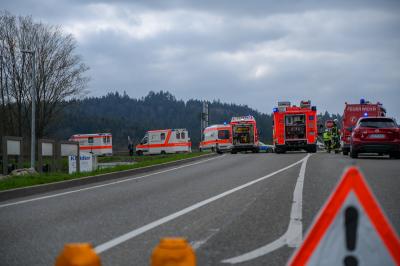 Schwaebisch Gmuend: Feuerwehr muss nach Unfall Person aus Auto befreien