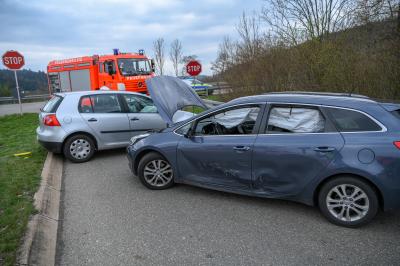 Schwaebisch Gmuend: Feuerwehr muss nach Unfall Person aus Auto befreien
