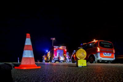 Aalen: Betrunken gegen die Leitplanke gekracht - Feuerwehr zur Rettung im Einsatz