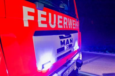 Aalen: Betrunken gegen die Leitplanke gekracht - Feuerwehr zur Rettung im Einsatz