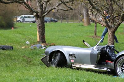 Auenwald: Mit Sportwagen gegen Baum geprallt und schwer verletzt