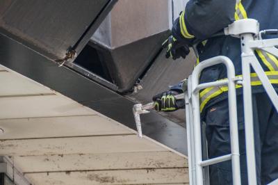Sindelfingen; Feuerwehr befreit Tauben am alten Volksbankgebaeude