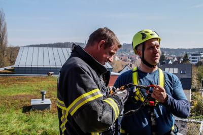 Sindelfingen: Uebung der Feuerwehr Sindelfingen - einfache Rettung aus der Hoehe 