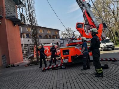 Sindelfingen: Uebung der Feuerwehr Sindelfingen - einfache Rettung aus der Hoehe 