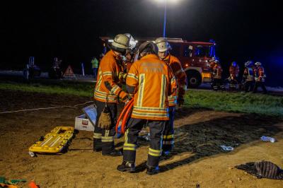 Ditzingen: PKW ueberschlaegt schich nach Ueberholmanoever - mehrere Verletzte