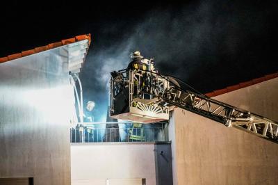Schorndorf: Mehrere Holzstapel auf dem Balkon setzen Dachstuhl in Brand