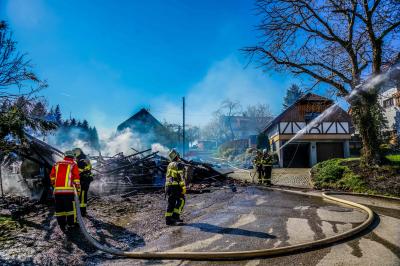 Kaisersbach-Killenhof: Loescharbeiten verzoegerten sich durch abgebauten Feuerloeschgeraetekasten â€“ Scheune brennt komplett nieder