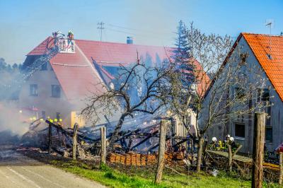 Kaisersbach-Killenhof: Loescharbeiten verzoegerten sich durch abgebauten Feuerloeschgeraetekasten â€“ Scheune brennt komplett nieder
