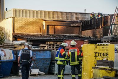 Herrenberg: Anbau einer Lagerhalle faengt Feuer