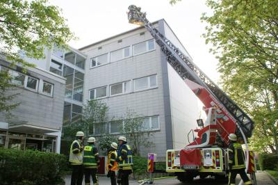 Pforzheim: Photovoltaikanlage geraet auf dem Dach einer Schule in Brand - Feuerwehr Grosseinsatz