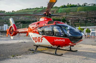 Esslingen: Person ueberquert die Gleise und wird von Zug erfasst - Rettungshubschrauber im Einsatz