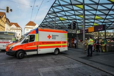 Esslingen: Person ueberquert die Gleise und wird von Zug erfasst - Rettungshubschrauber im Einsatz