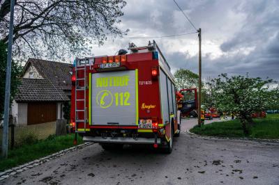 Ebersbach-Krapfenreut: Stroh brannte bei einer Scheune - Feuerwehr verhindert schlimmeres