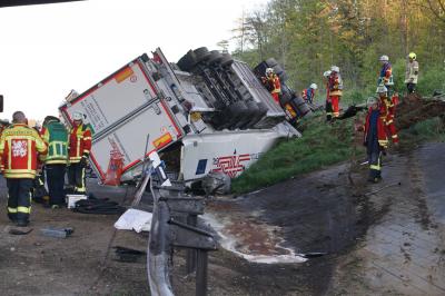 Rutesheim :Lkw kippt auf Autobahn um _zwei verletzte