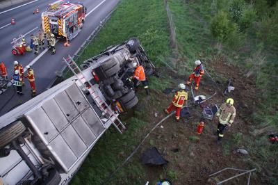 Rutesheim :Lkw kippt auf Autobahn um _zwei verletzte