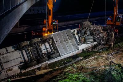 Rutesheim: LKW Bergung nach Unfall auf der A8 - Unfall vom fruehen morgen