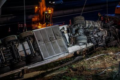Rutesheim: LKW Bergung nach Unfall auf der A8 - Unfall vom fruehen morgen