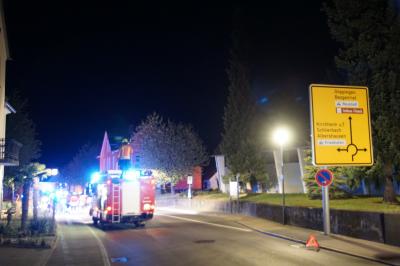 Hattenhofen: Frontal Crash im Ortskern - Zeitungsauslieferin verletzt