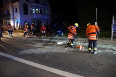 Hattenhofen: Frontal Crash im Ortskern - Zeitungsauslieferin verletzt