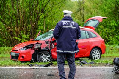 Reichenbach a.d. Fils: Unfall im Gegenverkehr fordert zwei Verletzte - Landstrasse gesperrt