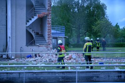 Lorch: Explosion in Klaeranlage - Turm einsturzgefaehrdet