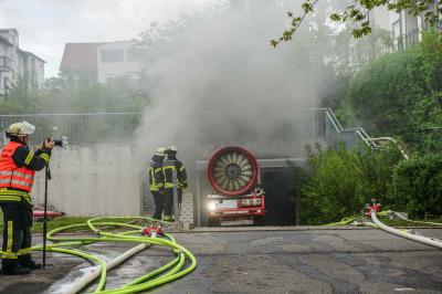 Stuttgart-Riedenberg: Tiefgaragenbrand sorgt fuer starke Rauchentwicklung 