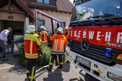 Ostfildern-Ruit: Senior rast mit Pkw in Hauseingang