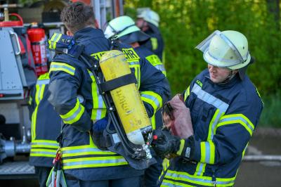 Boebingen: 2 Menschen angefahren und gefluechtet - Auto geht in Flammen auf