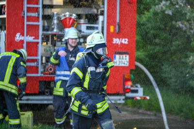 Boebingen: 2 Menschen angefahren und gefluechtet - Auto geht in Flammen auf