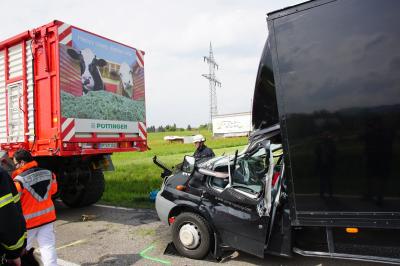 Ursenwang: LKW prallt auf Traktorgespann - 1 Person verletzt