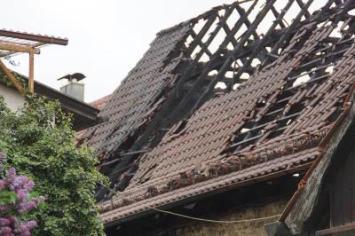 Knittlingen-Kleinvillars: Dachstuhl einer Scheune steht in Vollbrand - Feuerwehr Grossaufgebot