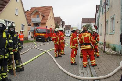 Knittlingen-Kleinvillars: Dachstuhl einer Scheune steht in Vollbrand - Feuerwehr Grossaufgebot