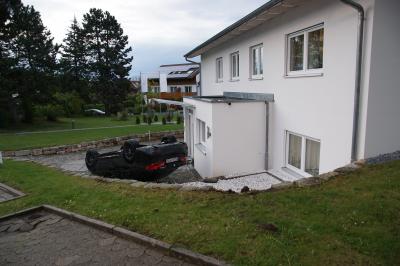 Bad Boll: Gas und Bremse verwechselt - PKW landet im Hof