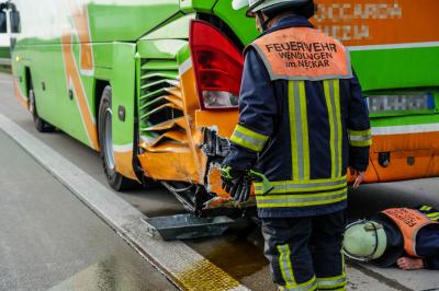 Wendlingen: Unfall mit Bus sorgt fuer Stau 